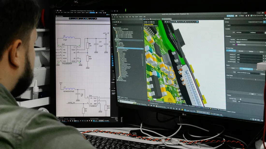 Équipe projet réunie autour d’un plan de chantier